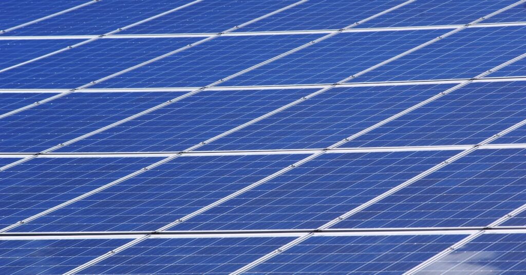 découvrez les avantages de l'énergie solaire, une source d'énergie renouvelable et durable qui contribue à réduire votre empreinte carbone tout en faisant des économies sur vos factures d'électricité. explorez les technologies solaires, les installations photovoltaïques et les solutions pour un avenir énergétique plus propre.
